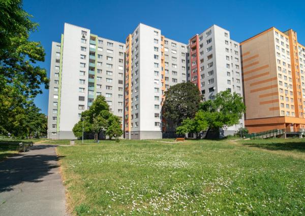 Na prenájom 3-izbový byt v Petržalke na Holičskej ulici