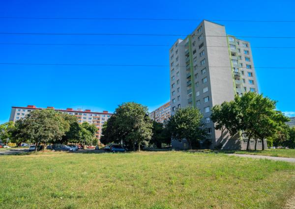 Na prenájom 3-izbový byt v Petržalke na Holičskej ulici