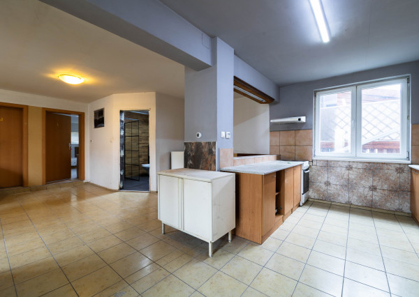 Na predaj 5-izbový byt s terasou a parkovacím miestom v obci Lipovec