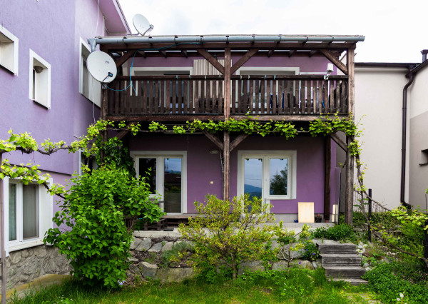 Na predaj 3-izbový byt s terasou, predzáhradkou a parkovacím miestom v obci Lipovec