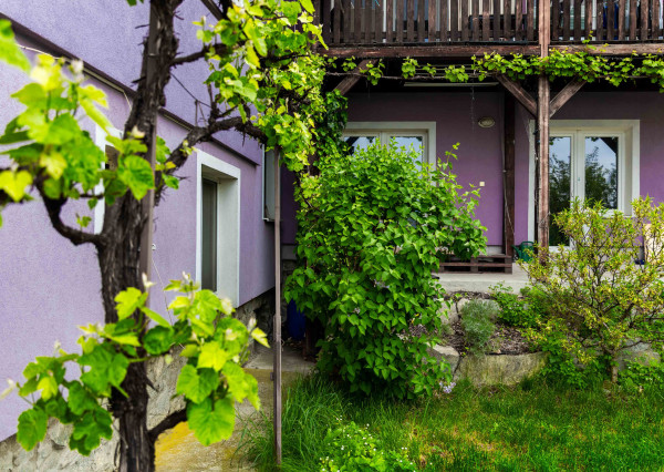 Na predaj 3-izbový byt s terasou, predzáhradkou a parkovacím miestom v obci Lipovec