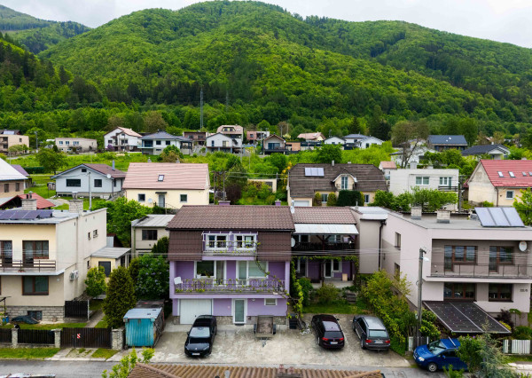 Na predaj 3-izbový byt s terasou, predzáhradkou a parkovacím miestom v obci Lipovec