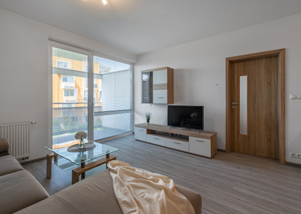 Na prenájom priestranný 2-izbový byt v Devínskej novej Vsi