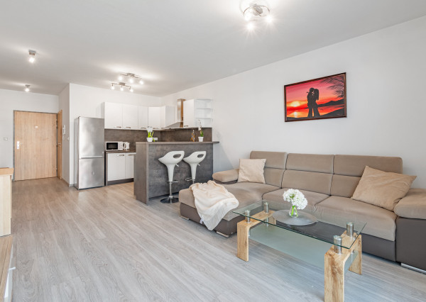 Na prenájom priestranný 2-izbový byt v Devínskej novej Vsi