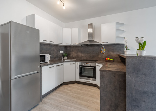 Na prenájom priestranný 2-izbový byt v Devínskej novej Vsi