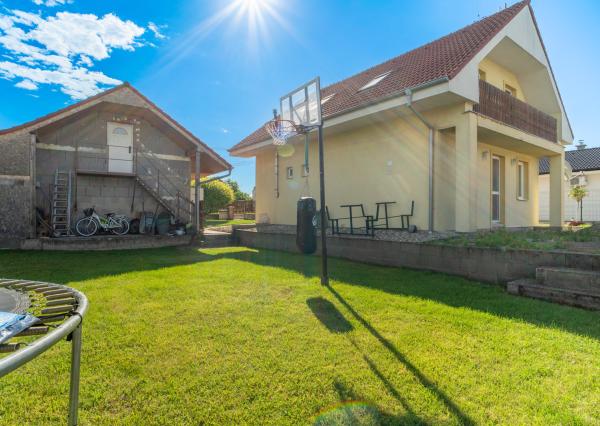 Na predaj rodinný dom s garážou v tichej časti Serede