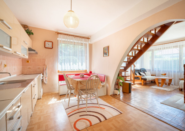 Na predaj 6-izbový rodinný dom v obci Podkriváň