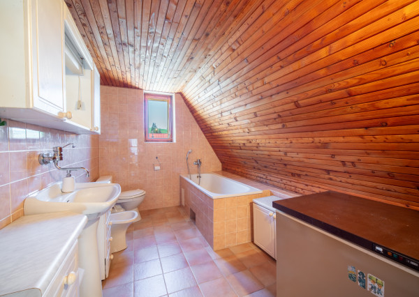 Na predaj 6-izbový rodinný dom v obci Podkriváň