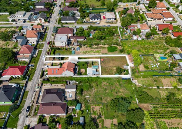 Na predaj pozemok pripravený na výstavbu v Pate