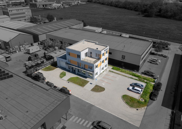 Na prenájom jedno podlažie polyfunkcie na Zavarskej ulici v Trnave