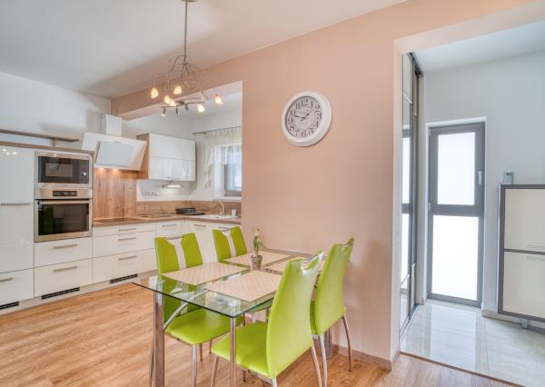 Na prenájom kompletne zariadený 2-izbový byt v centre Trnavy