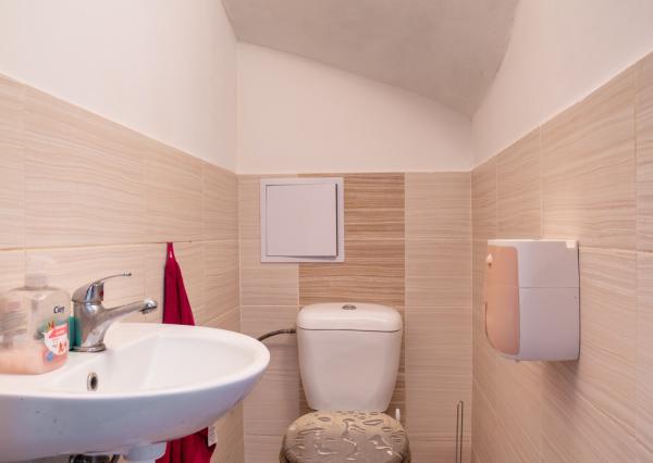 Na predaj dom so vstupom do súkromného jazera v Hrubej Borši