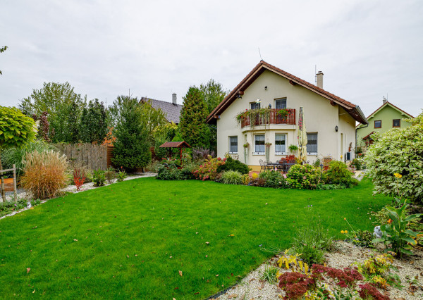 Na predaj 4-izbový rodinný dom s rozprávkovou záhradou v Hviezdoslavove