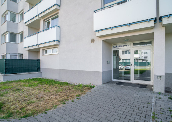 Na predaj moderný 3-izbový byt vo výbornej lokalite Serede