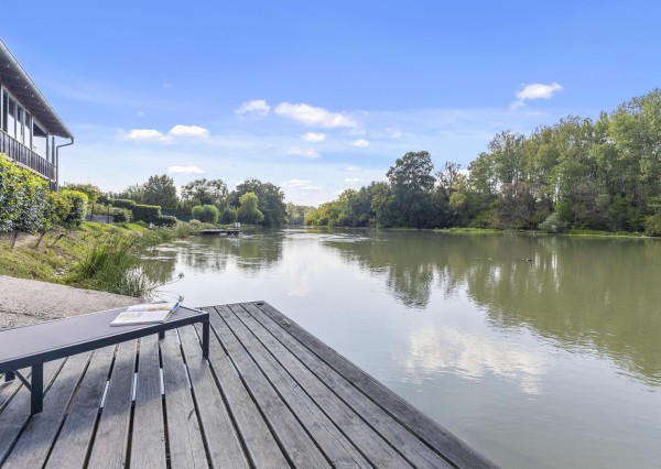 Na predaj štýlový penzión s priamym prístupom k vode v obci Blahová