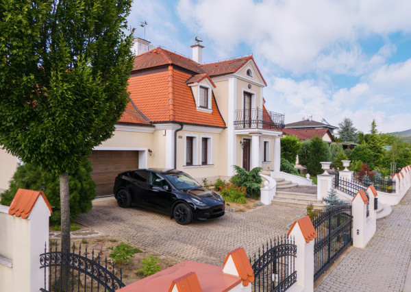 Na predaj nadštandardný rodinný dom s bazénom, Soblahov
