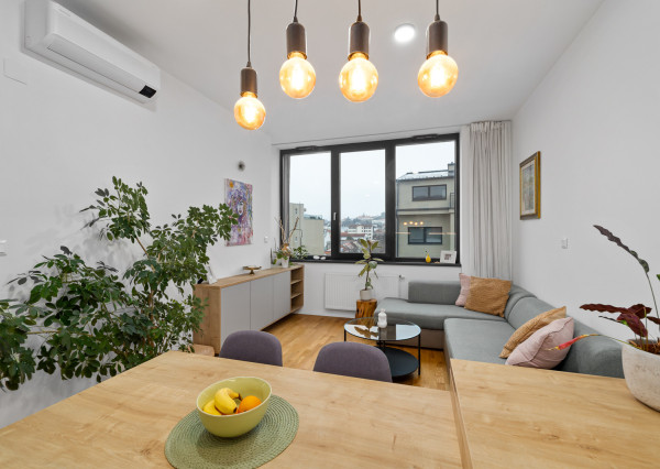 Na predaj 2-izbový slnečný byt v Starom meste s garážovým parkovaním