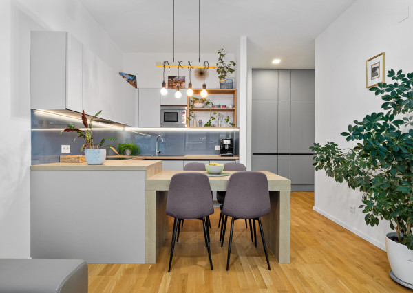 Na predaj 2-izbový slnečný byt v Starom meste s garážovým parkovaním