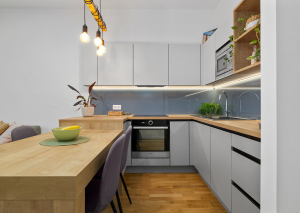 Na predaj 2-izbový slnečný byt v Starom meste s garážovým parkovaním