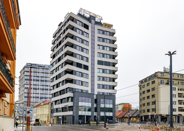 Na predaj 2-izbový slnečný byt v Starom meste s garážovým parkovaním