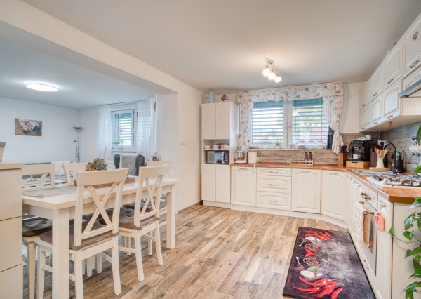 Na predaj priestranný 4-izbový rodinný dom v Malženiciach