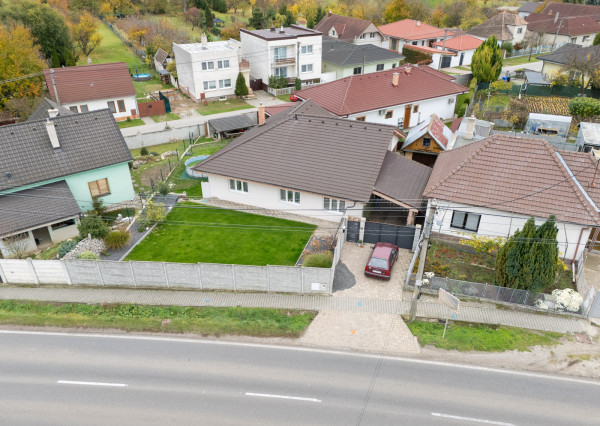 Na predaj priestranný 4-izbový rodinný dom v Malženiciach