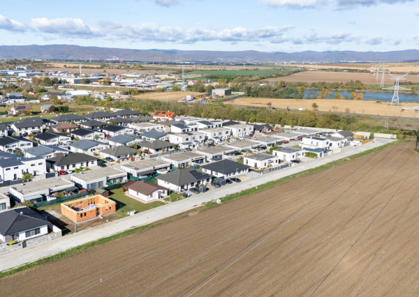 Na predaj priestranný 4-izbový rodinný dom v Bernolákove