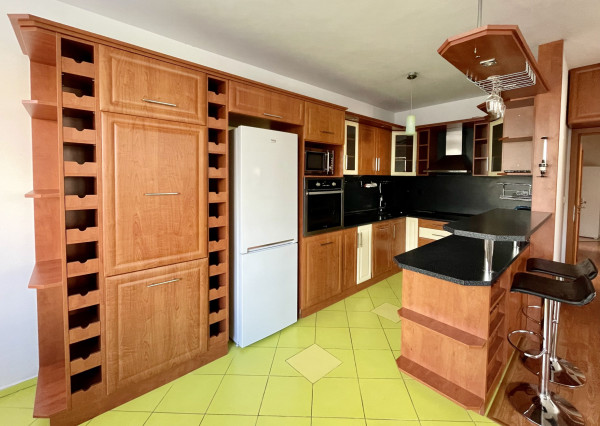 Kompletne zariadený 3-izbový byt s loggiou a garážovým státím v cene