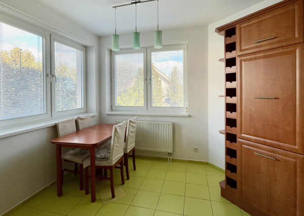 Kompletne zariadený 3-izbový byt s loggiou a garážovým státím v cene