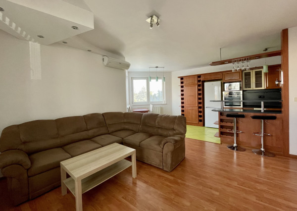 Kompletne zariadený 3-izbový byt s loggiou a garážovým státím v cene