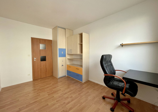 Kompletne zariadený 3-izbový byt s loggiou a garážovým státím v cene