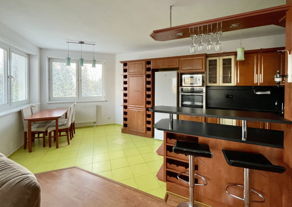 Kompletne zariadený 3-izbový byt s loggiou a garážovým státím v cene