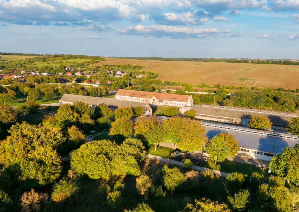 Na predaj investičný areál v obci Trávnica