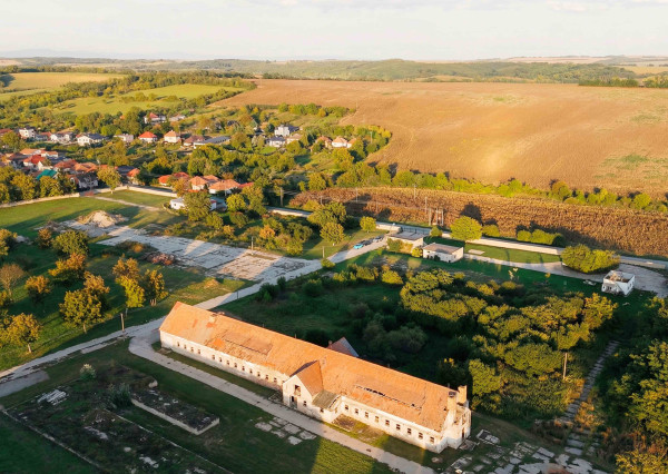 Na predaj investičný areál v obci Trávnica