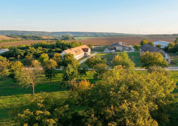 Na predaj investičný areál v obci Trávnica