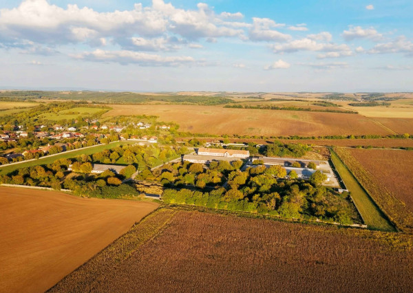 Na predaj investičný areál v obci Trávnica