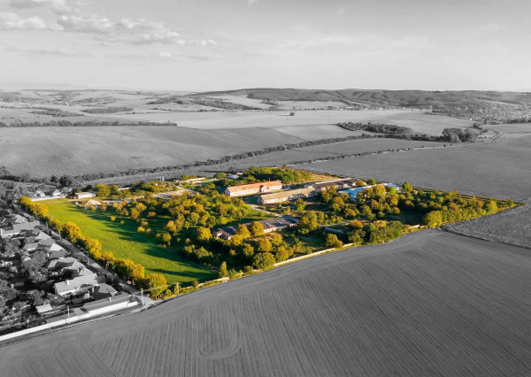 Na predaj investičný areál v obci Trávnica