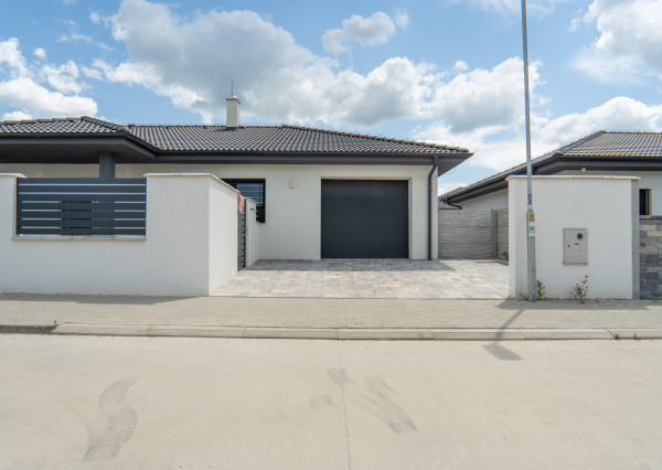 Na predaj novostavba s garážou a dvoma kúpeľňami v Senci