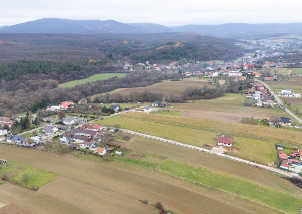 Na predaj pozemok v Pochabanoch