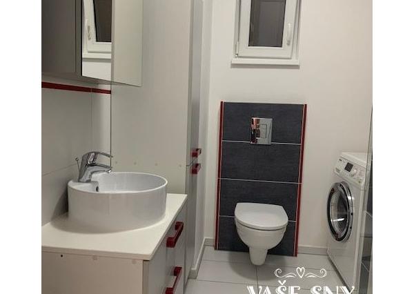 Na prenájom  veľký, zariadený 2 izb byt mestská časť SIHOŤ 1  v Trenčíne .