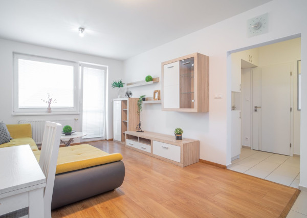 Na prenájom moderný 2-izbový byt s parkovacím miestom v centre Malaciek