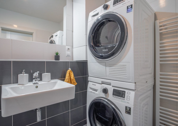 Na prenájom moderný 2-izbový byt s parkovacím miestom v centre Malaciek