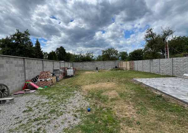 REZERVOVANÉ: Na predaj poschodový 5-izbový rodinný dom v obci Beluša