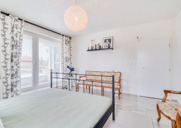 Na predaj veľkorysý 3-izbový byt s parkovacím státím v Rovinke