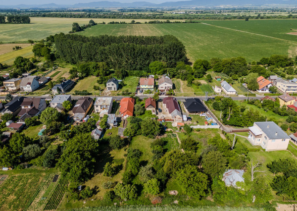 REZERVOVANÉ: Na predaj rozmerný pozemok vhodný na výstavbu v obci Moravany časť Lučkovce