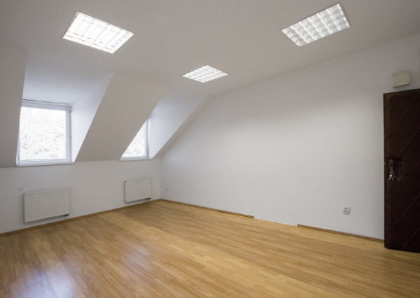 Na prenájom samostatná kancelária v centre Šamorína