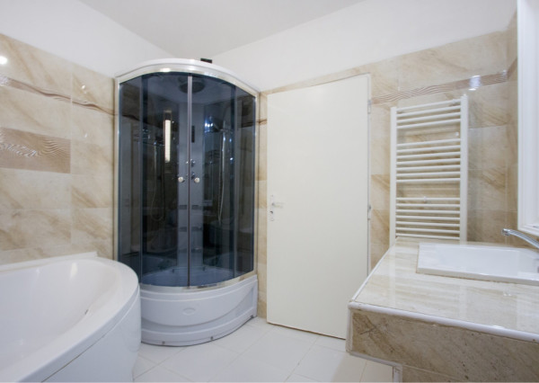 Na predaj dvojdom s rozľahlým pozemkom v centre obce Zlaté Klasy