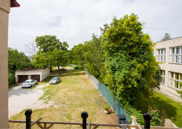 Na predaj dvojdom s rozľahlým pozemkom v centre obce Zlaté Klasy