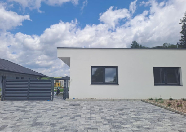 REZERVOVANÉ: Exkluzívne iba u nás krásna novostavba v obci Uhrovec - dokončenie koniec augusta 2025