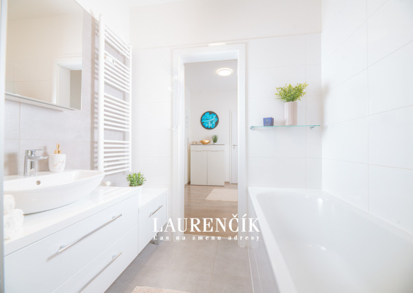 NA PRENÁJOM | MODERNÝ 2-IZBOVÝ BYT V TRENČÍNE